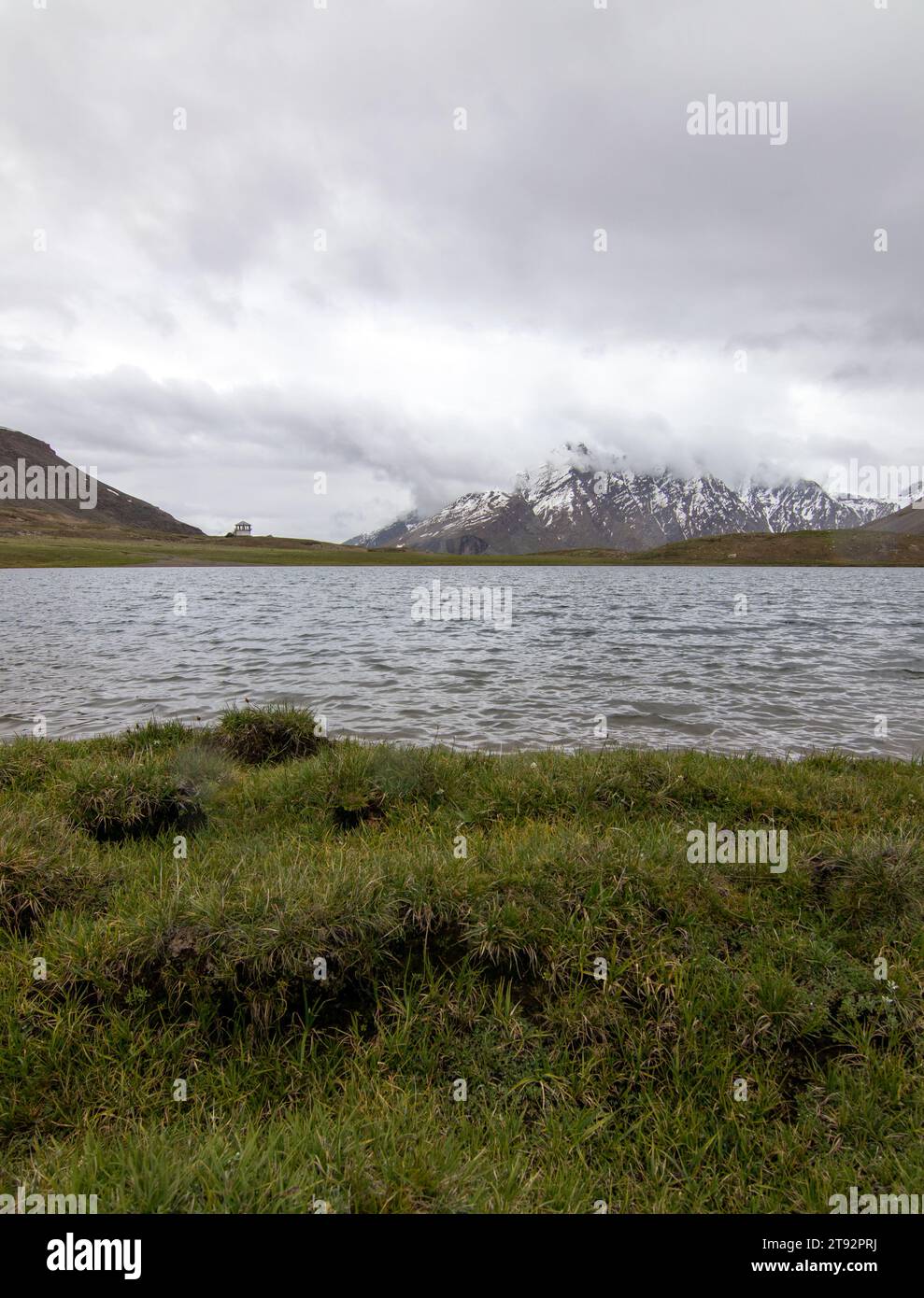 Foto paesaggistica di montagne innevate con tranquillità sul lago. Foto Stock