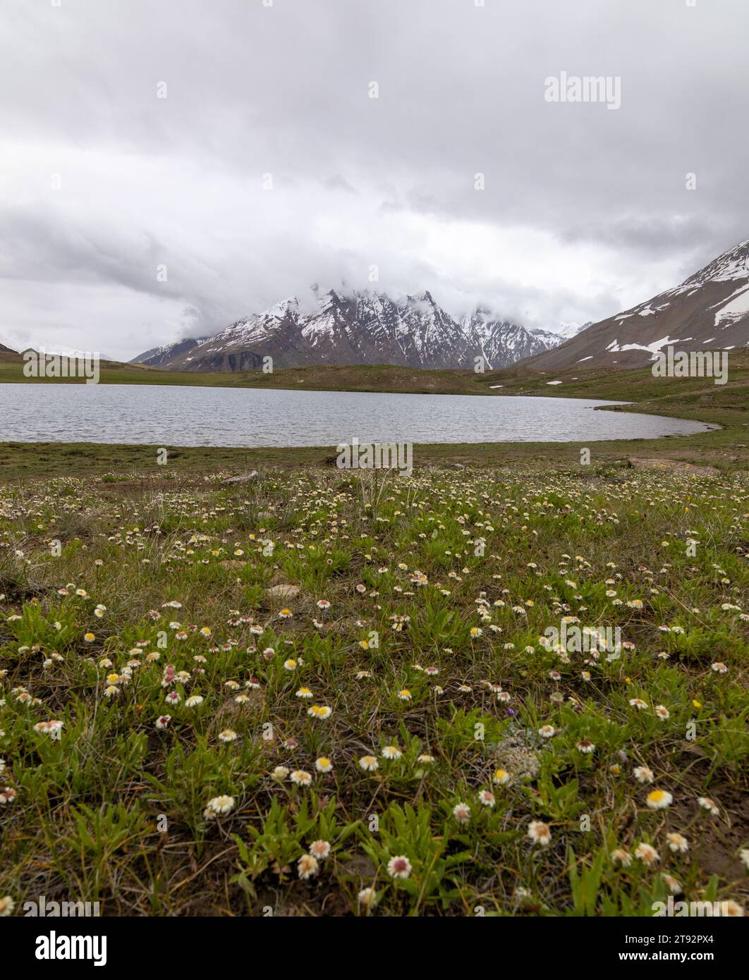 Foto paesaggistica di montagne innevate con tranquillità sul lago. Foto Stock