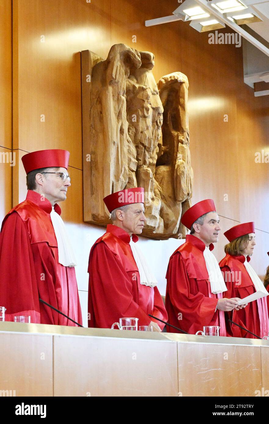 Karlsruhe, Germania. 22 novembre 2023. Il primo Senato della Corte costituzionale federale con Henning Radtke (l-r), Josef Christ, Stephan Harbarth, Presidente del Senato e Presidente della Corte, e Yvonne Ott annunciano la sentenza sulle note di relazione per dislessici. Secondo la sentenza, i commenti nel certificato di abbandono scolastico sulla non valutazione dei risultati individuali sono generalmente necessari. Crediti: Uli Deck/dpa/Alamy Live News Foto Stock