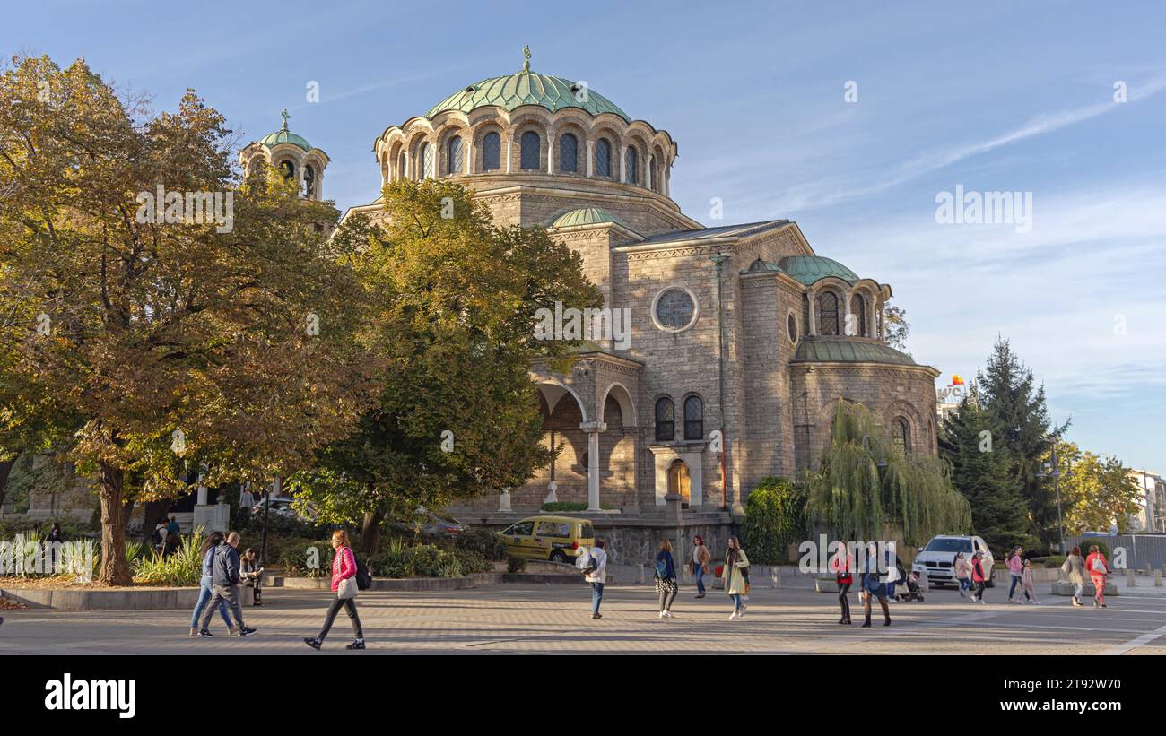 Sofia, Bulgaria - 16 ottobre 2023: Chiesa ortodossa orientale della domenica Santa in Piazza Sveta Nedelya, nel centro della capitale, nella soleggiata giornata autunnale. Foto Stock