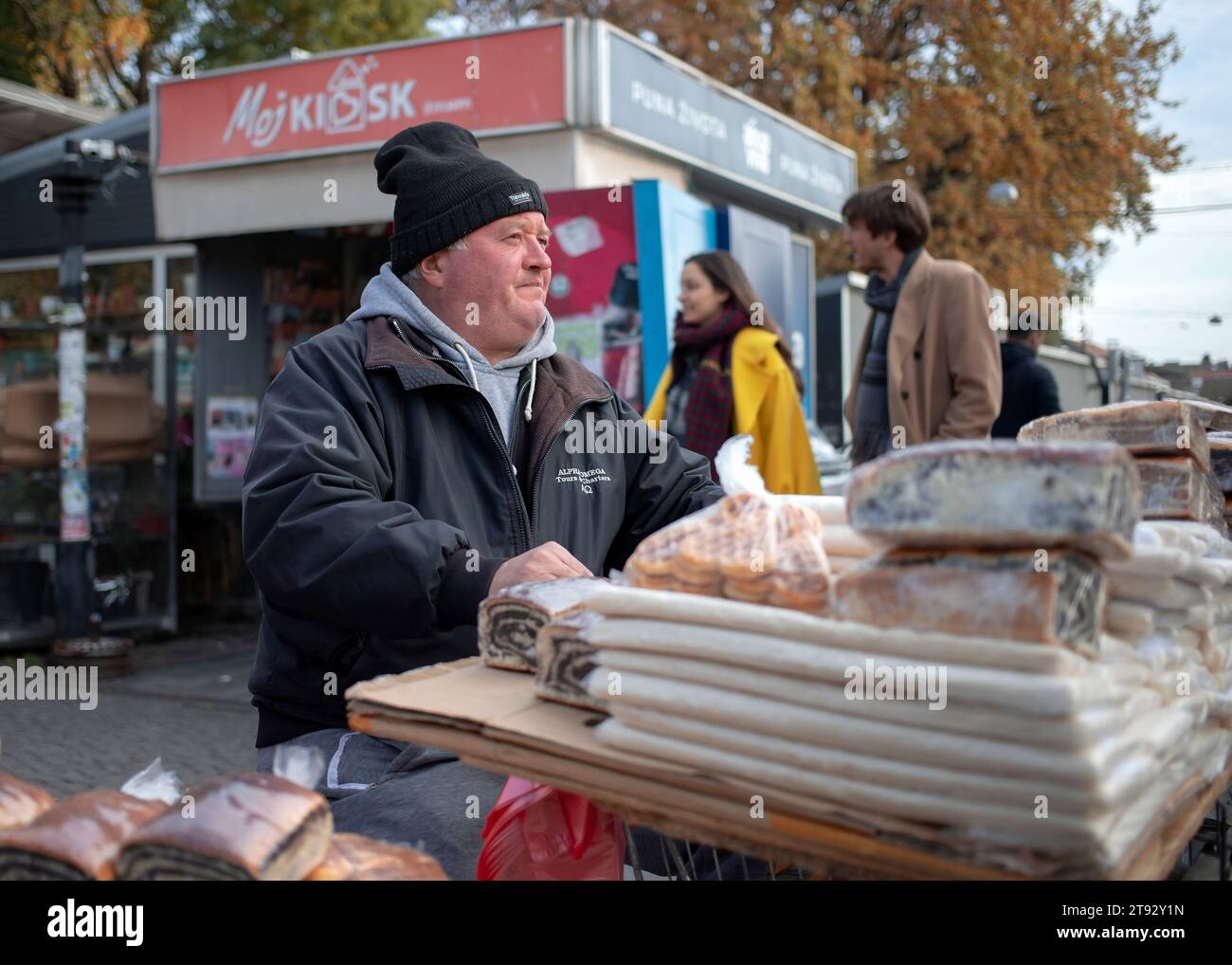 Belgrado, Serbia, 19 novembre 2023: Un uomo che vende strudels fatti in casa al mercato Foto Stock