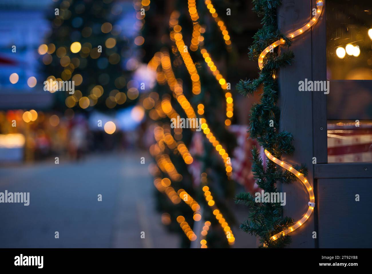 Immergiti nell'incantevole bagliore delle luci natalizie in questa immagine in formato verticale. La fotografia mostra un tubo luminoso che si snoda lungo il percorso Foto Stock