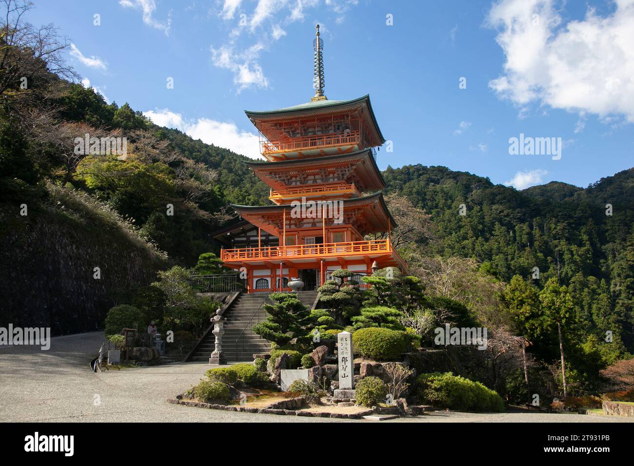 Il grande Santuario di Kumano è un santuario shintoista e un tempio buddista accanto alle pittoresche cascate Nachi nella prefettura di Wakayama in Giappone. Foto Stock