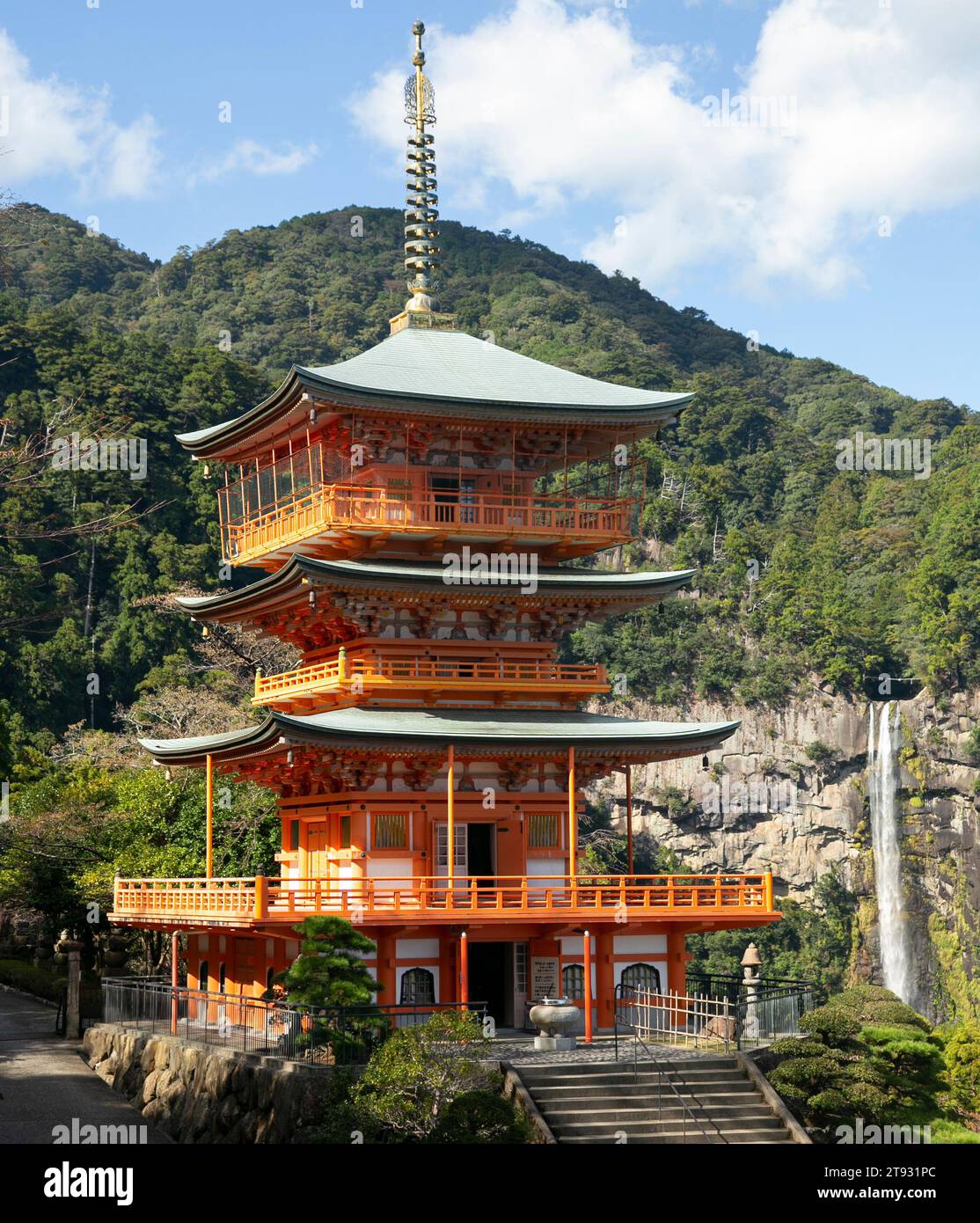 Il grande Santuario di Kumano è un santuario shintoista e un tempio buddista accanto alle pittoresche cascate Nachi nella prefettura di Wakayama in Giappone. Foto Stock
