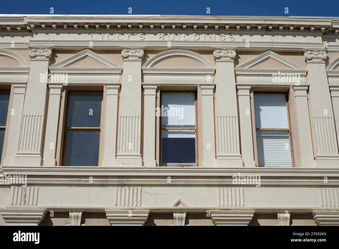 Lilly's Building, Fremantle West End: Finestre al piano superiore, pilastri, frontoni, dettagli architettonici dell'architettura tardo vittoriana ed edoardiana Foto Stock