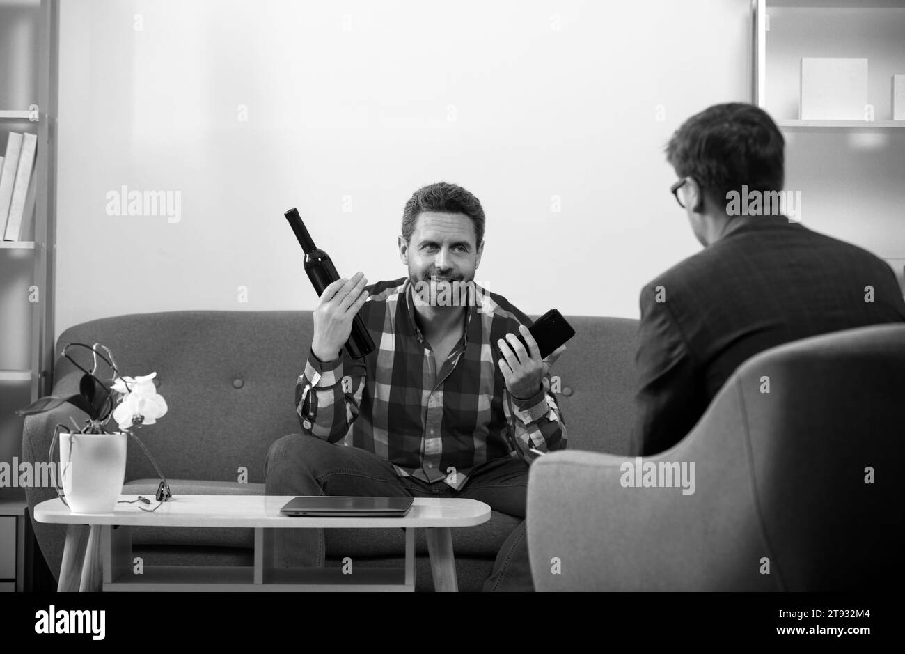 Risolvere il problema, dipendenza da alcol, abuso di alcol da parte dell'uomo. Psicologia, concetto di terapia mentale. Uomo e psicologo alla sessione di psicoterapia. Foto Stock