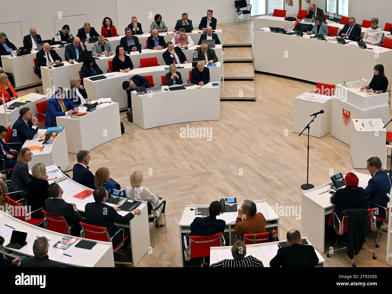 Potsdam, Germania. 22 novembre 2023. Katrin Lange (SPD, r), ministro delle Finanze e per l'Europa dello Stato di Brandeburgo, parla nella camera plenaria del parlamento statale. La sessione parlamentare iniziò con una cerimonia per celebrare 20 anni di partnership con il voivodato della grande Polonia. Crediti: Bernd Settnik/dpa/Alamy Live News Foto Stock