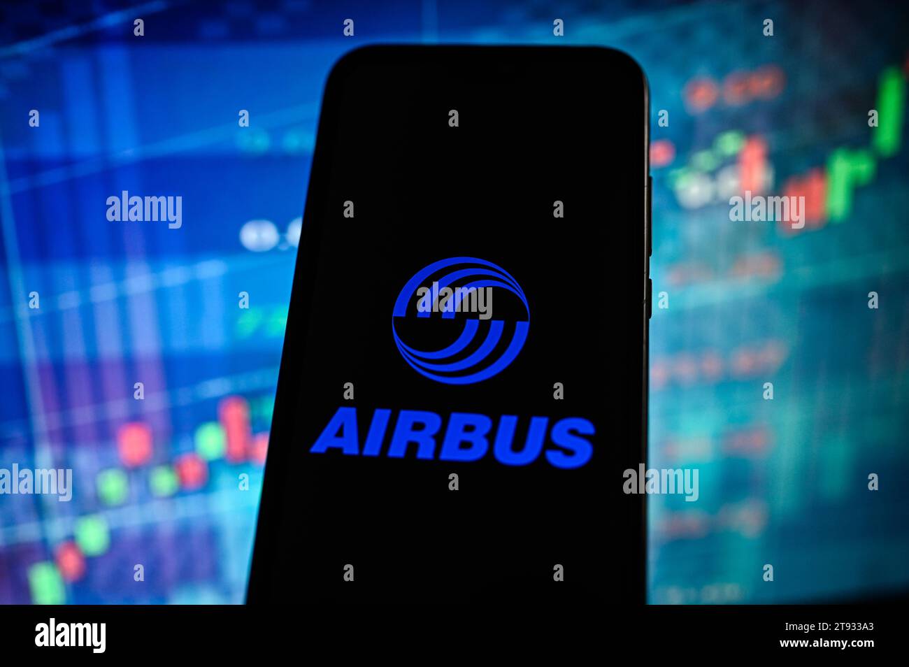 Polonia. 22 novembre 2023. In questa immagine, un logo Airbus viene visualizzato su uno smartphone con le percentuali del mercato azionario sullo sfondo. Credito: SOPA Images Limited/Alamy Live News Foto Stock