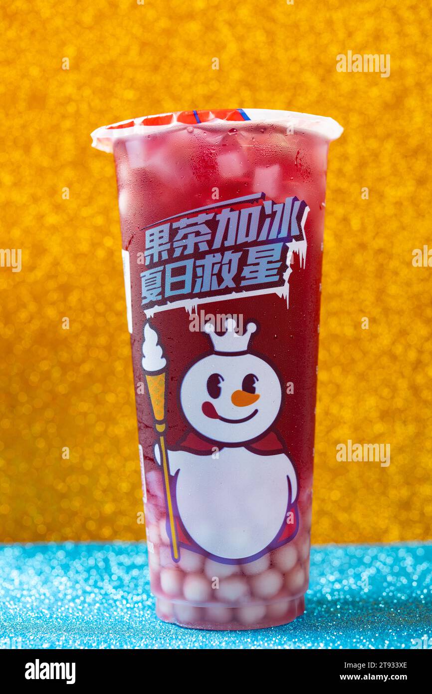 ZHONGSHAN GUANGDONG Cina-15 settembre 2023: Tazza di bevanda di fragola fiocco di MiXueBingCheng. Foto Stock