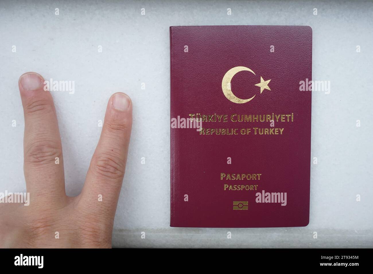 Passaporto della Repubblica di Türkiye, segno di libertà a mano Foto Stock