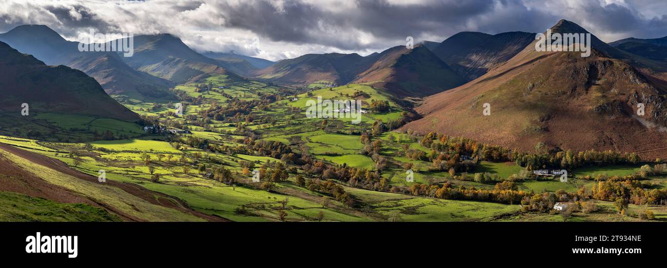 Panorama della splendida Newlands Valley nel Lake District dell'Inghilterra, circondato da montagne e nuvole Foto Stock