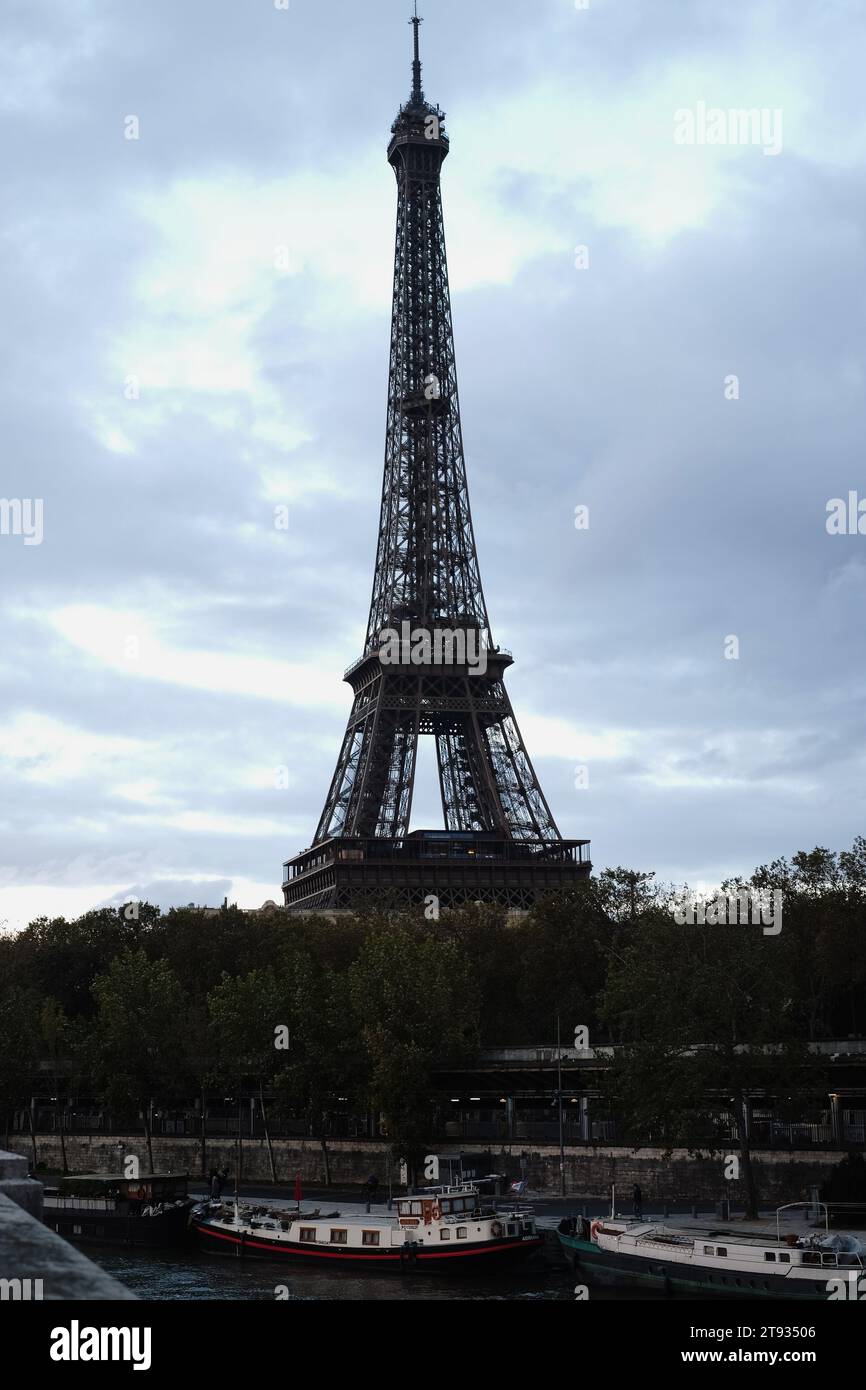 Silhouette della Torre Eiffel contro il cielo Foto Stock