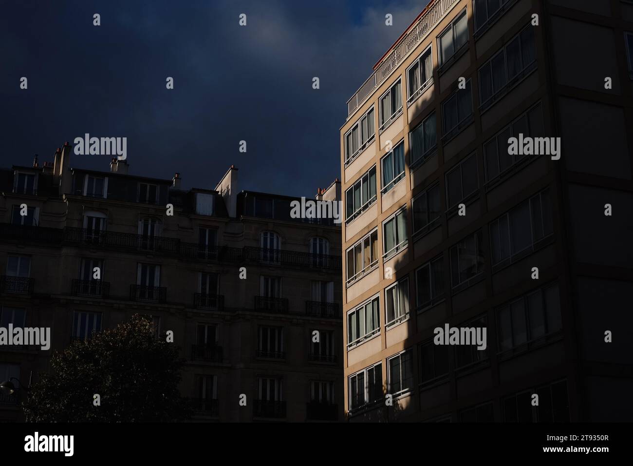 Vista sull'edificio parigino all'ombra nel 15° distretto di Parigi Foto Stock