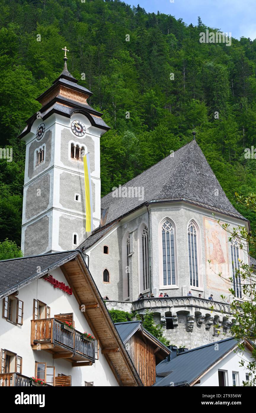 Un'impressione della famosa città di Hallstatt sul lago Hallstatt - nella foto la chiesa parrocchiale cattolica Foto Stock