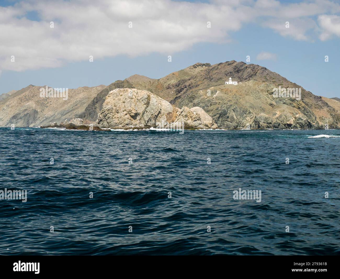 Un faro bianco sul canale della baia bahia magdalena sulla costa dell'isola di Marguerite sopra le rocce vulcaniche dell'oceano pacifico in baja california sur, mexic Foto Stock