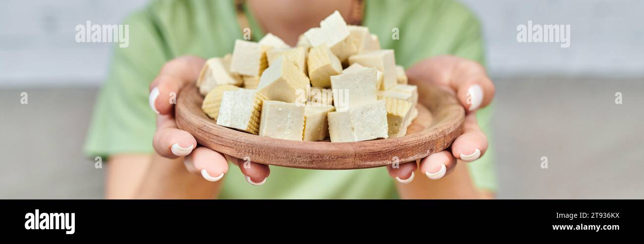 vista parziale della donna con delizioso formaggio tofu, striscione orizzontale di scelte dietetiche vegetariane Foto Stock