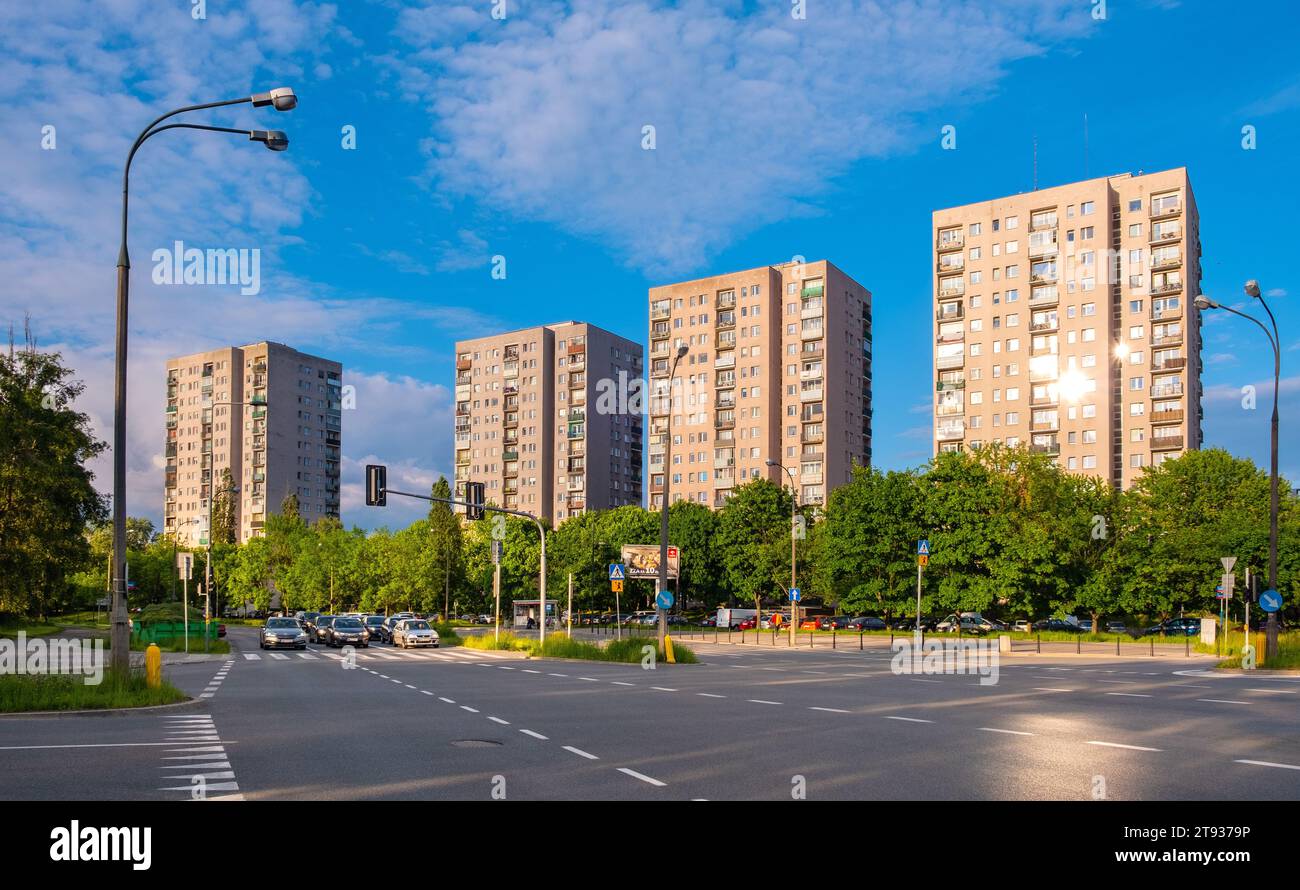 Varsavia, Polonia - 28 maggio 2021: Edifici comunisti residenziali su larga scala a Gandhi, Cynamonowa e via Szolc Rogozinskiego nel quartiere Natolin Foto Stock