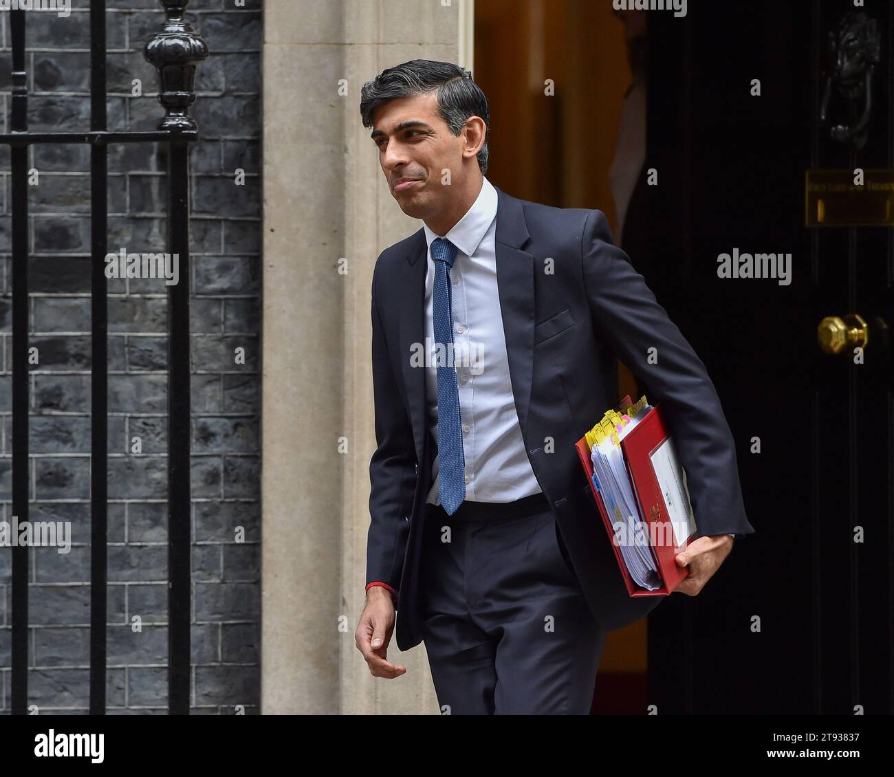 Londra, Inghilterra, Regno Unito. 22 novembre 2023. Il primo ministro britannico RISHI SUNAK lascia 10 Downing Street per le domande settimanali del primo ministro in Parlamento. (Immagine di credito: © Thomas Krych/ZUMA Press Wire) SOLO USO EDITORIALE! Non per USO commerciale! Crediti: ZUMA Press, Inc./Alamy Live News Foto Stock