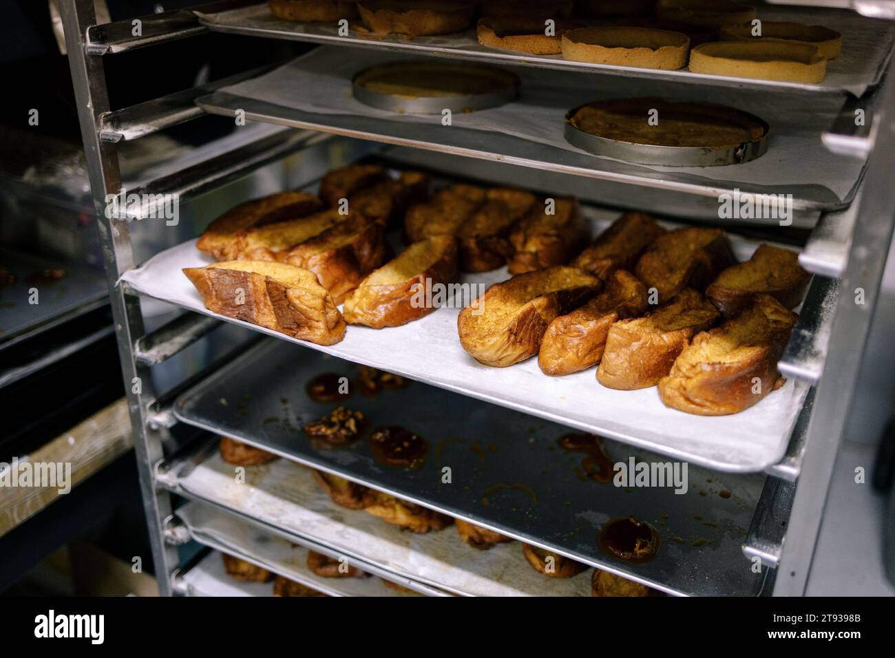 Vassoio per pasticceria con una varietà di prodotti, tra cui toast alla francese in una pasticceria Foto Stock