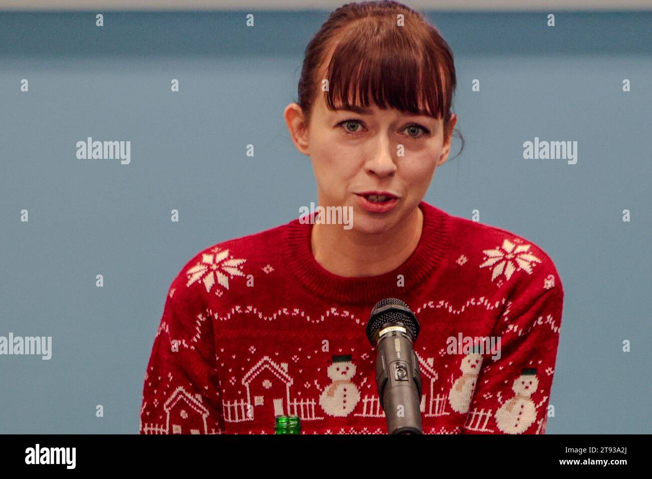 Wroclaw, Wroclaw, Polonia. 22 novembre 2023. La città di Gingerbread è impressionante: È di oltre 1.600 kg di pasta speziata aromatica. Nel cuore di questo dolce miracolo si trova il Municipio di Wroclaw, una chiesa, uno zoo, la casa di Baba Yaga, una stazione ferroviaria, un mulino, un panificio e centinaia di pan di zenzero houses.in foto: Jowita Woszczynska - campione del mondo nella decorazione di torte Campionato del mondo di Cake Designers (Credit Image: © Krzysztof Zatycki/ZUMA Press Wire) SOLO USO EDITORIALE! Non per USO commerciale! Crediti: ZUMA Press, Inc./Alamy Live News Foto Stock