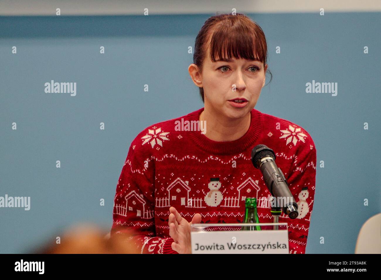 Wroclaw, Wroclaw, Polonia. 22 novembre 2023. La città di Gingerbread è impressionante: È di oltre 1.600 kg di pasta speziata aromatica. Nel cuore di questo dolce miracolo si trova il Municipio di Wroclaw, una chiesa, uno zoo, la casa di Baba Yaga, una stazione ferroviaria, un mulino, un panificio e centinaia di pan di zenzero houses.in foto: Jowita Woszczynska - campione del mondo nella decorazione di torte Campionato del mondo di Cake Designers (Credit Image: © Krzysztof Zatycki/ZUMA Press Wire) SOLO USO EDITORIALE! Non per USO commerciale! Crediti: ZUMA Press, Inc./Alamy Live News Foto Stock