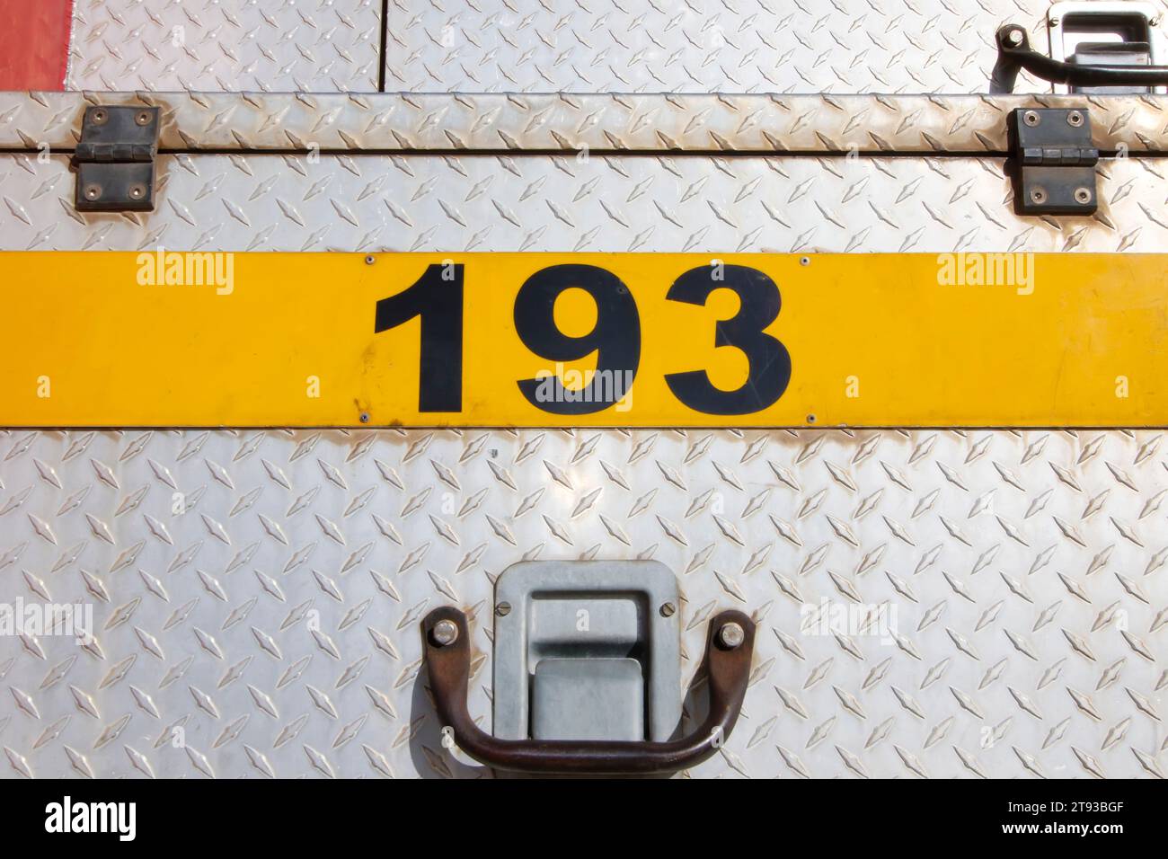 Minas Gerais, Brasile - 24 aprile 2023: Dettaglio del camion dei pompieri con numero di telefono di emergenza in Brasile Foto Stock