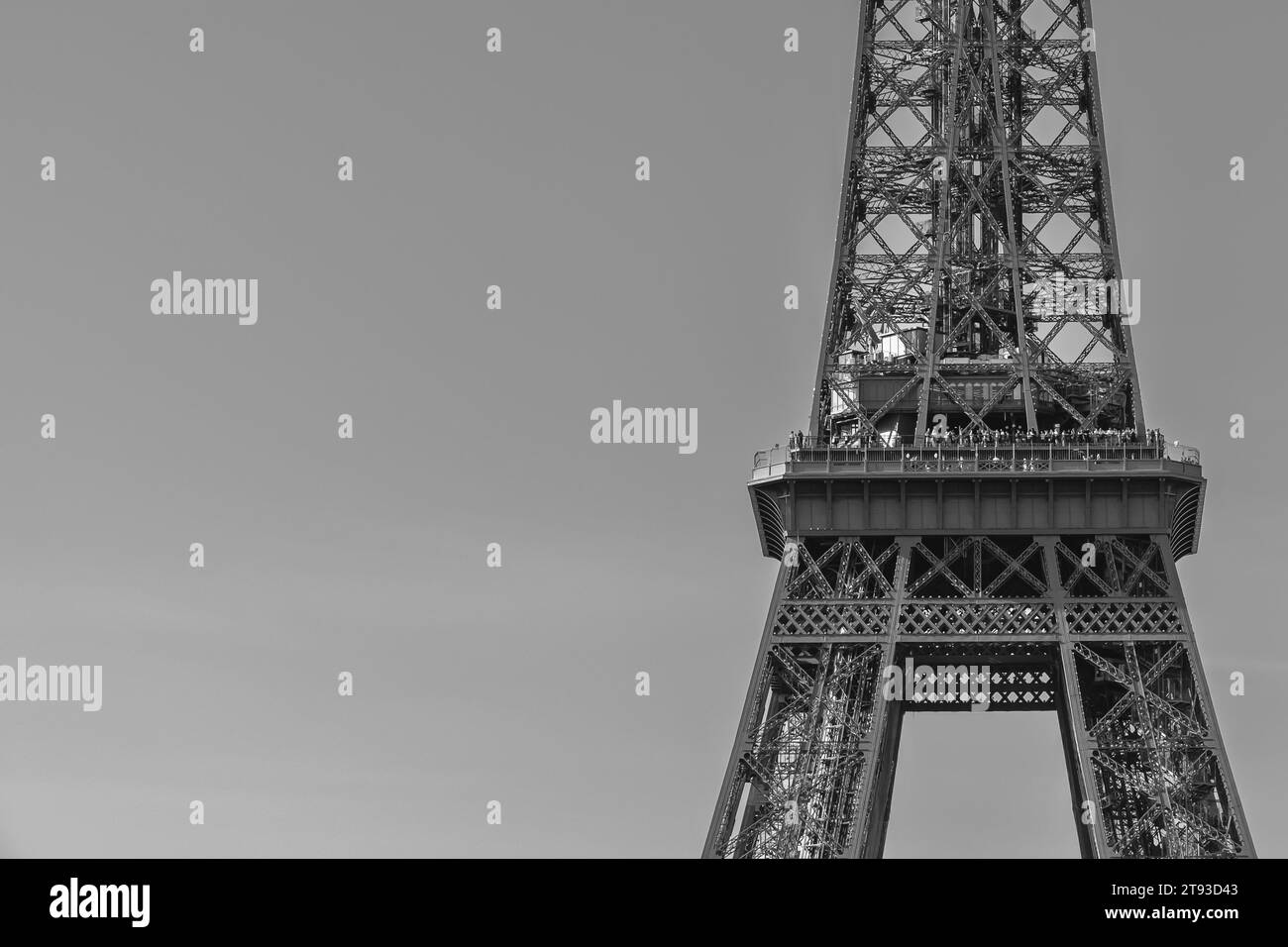 Parigi, Francia - 8 ottobre 2023: Vista ravvicinata della famosa Torre Eiffel di Parigi, in bianco e nero Foto Stock