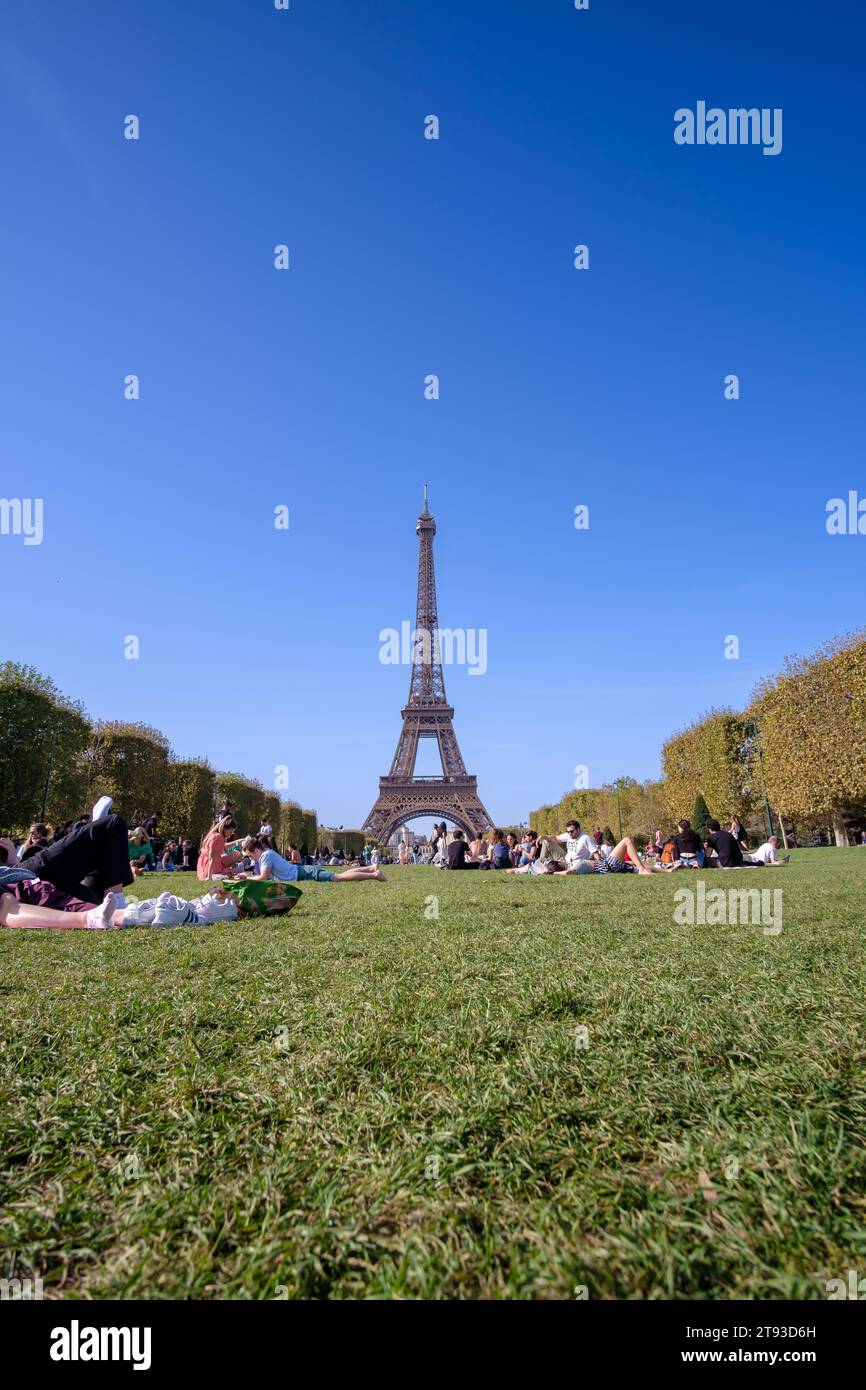 Parigi, Francia - 8 ottobre 2023 : Vista panoramica del campo di Marte, un grande spazio verde pubblico con persone a Parigi Francia Foto Stock