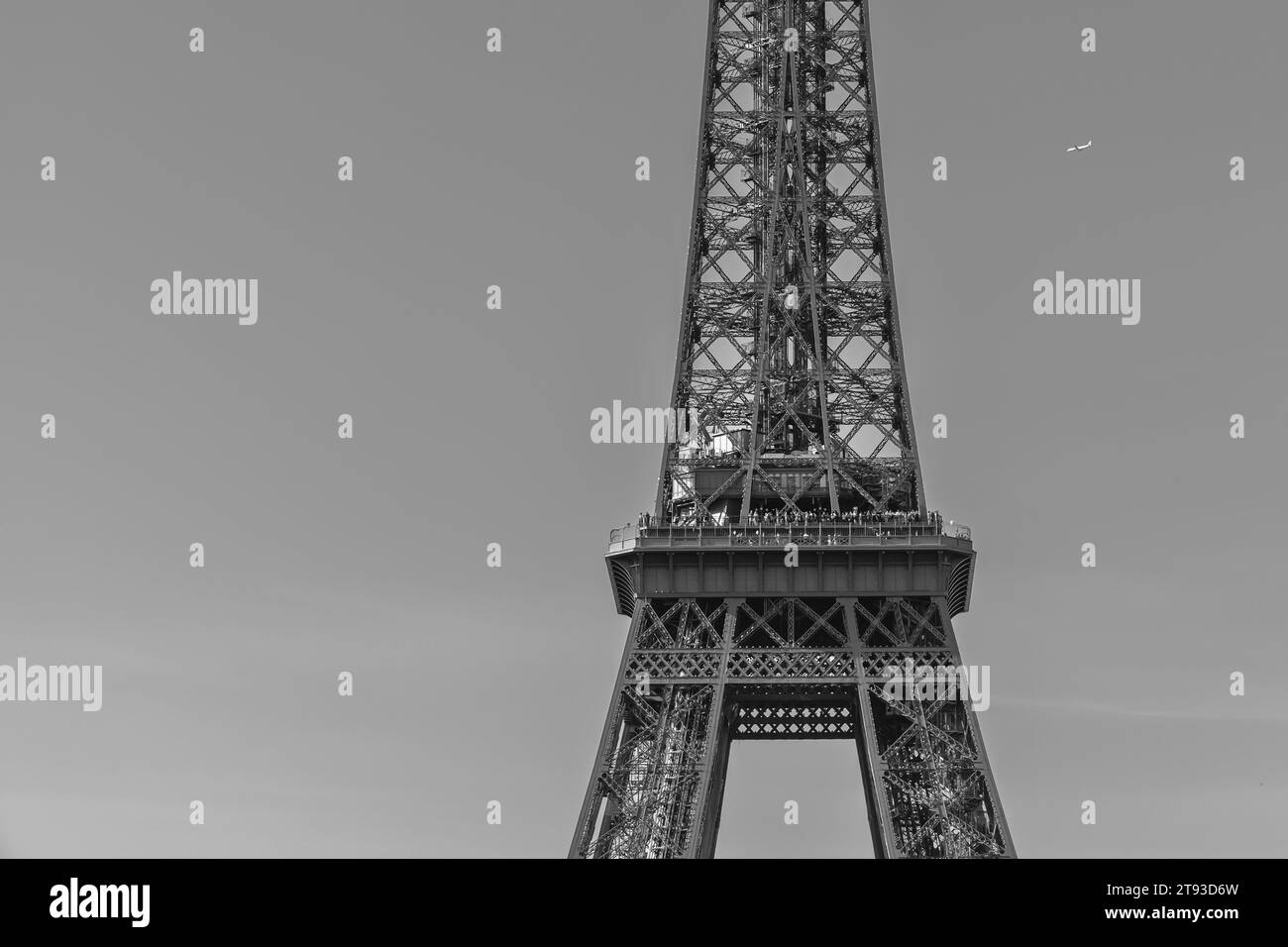 Parigi, Francia - 8 ottobre 2023: Vista ravvicinata della famosa Torre Eiffel di Parigi, in bianco e nero Foto Stock