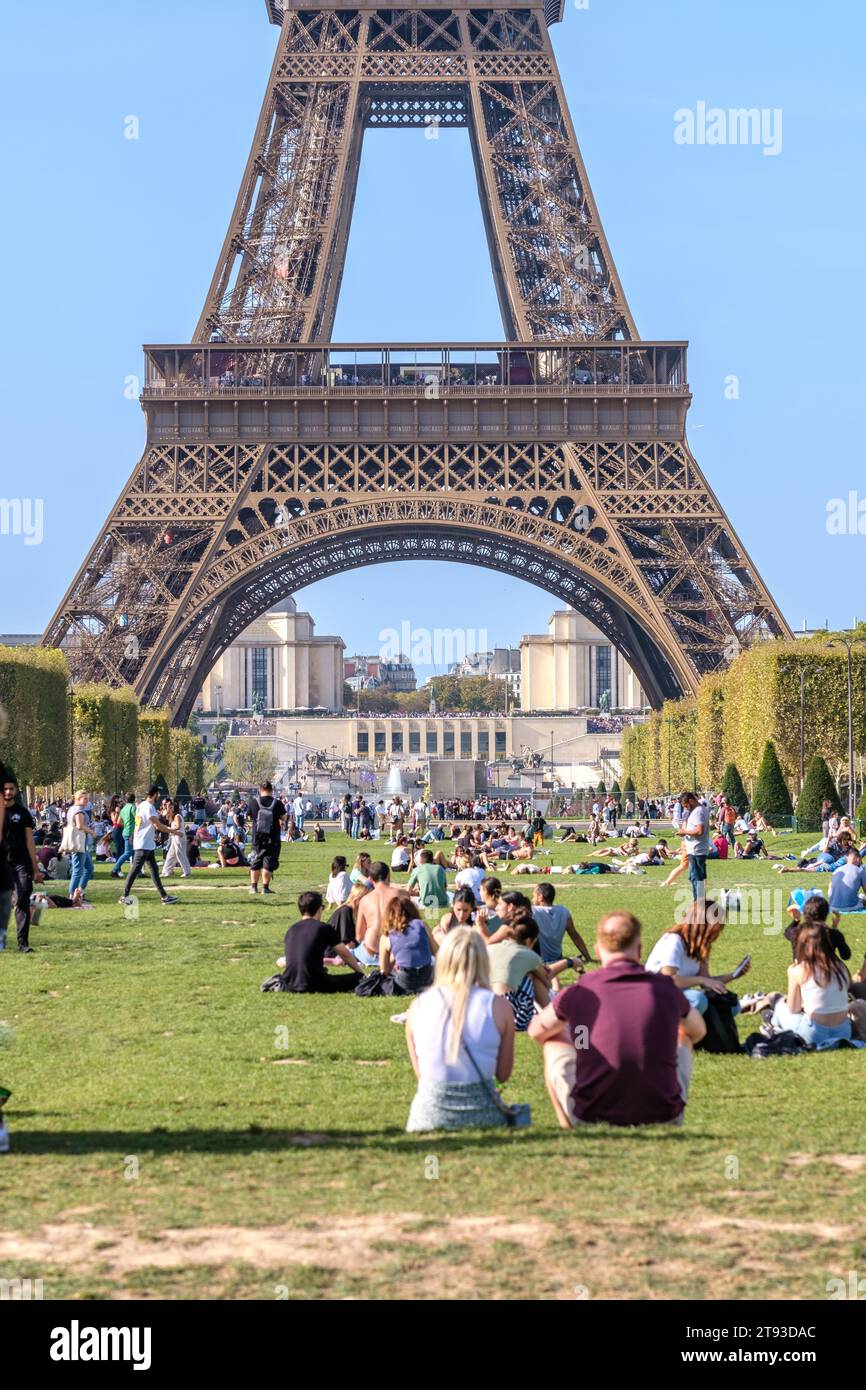 Parigi, Francia - 8 ottobre 2023 : Vista panoramica del campo di Marte, un grande spazio verde pubblico con persone a Parigi Francia Foto Stock