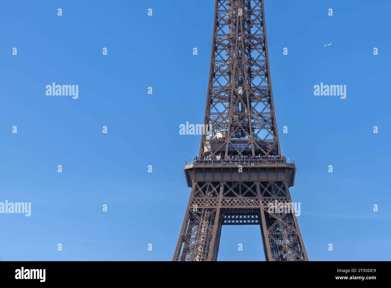 Parigi, Francia - 8 ottobre 2023: Vista ravvicinata della famosa Torre Eiffel di Parigi, in bianco e nero Foto Stock