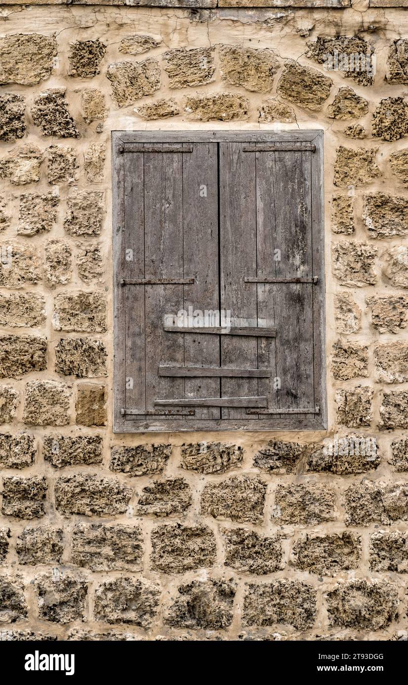Una finestra di legno abbordata nella città vecchia di Jaffa. Tel Aviv-Yafo. Israele Foto Stock