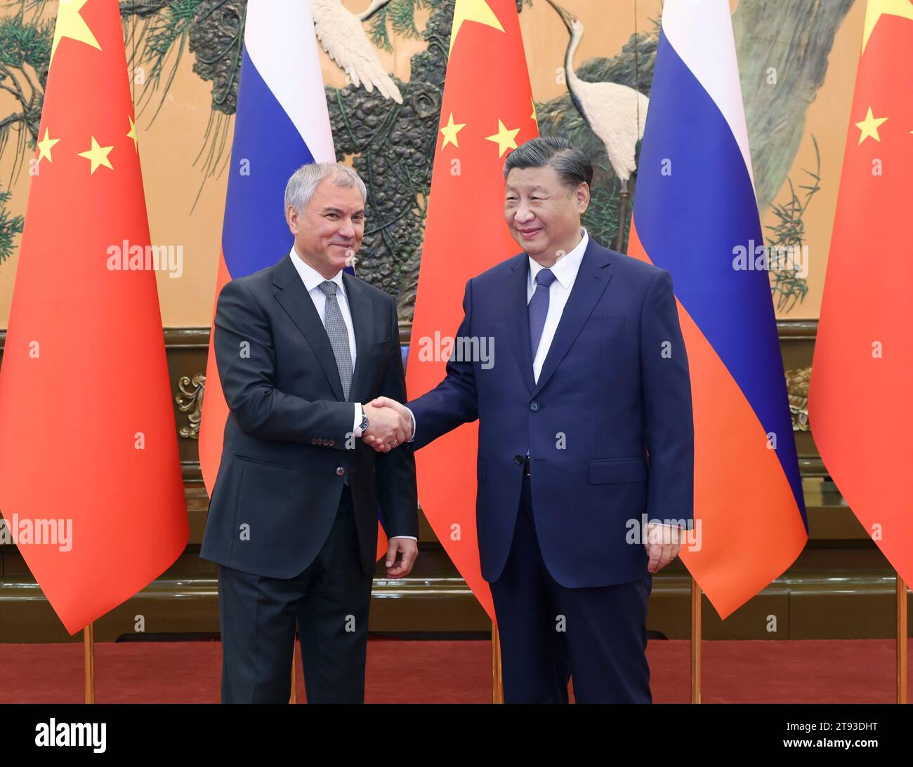 Pechino, Cina. 22 novembre 2023. Il presidente cinese Xi Jinping incontra il presidente della Duma di Stato russa Vyacheslav Volodin nella grande sala del popolo di Pechino, capitale della Cina, 22 novembre 2023. Crediti: Liu Weibing/Xinhua/Alamy Live News Foto Stock