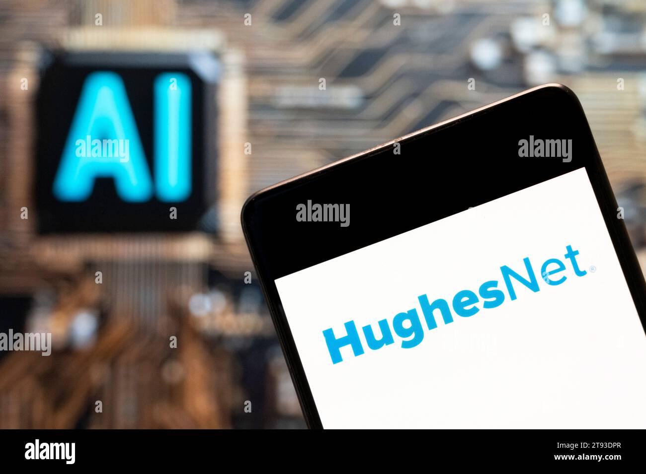 In questa immagine fotografica, il logo HughesNet, società di servizi televisivi e Internet via satellite, visualizzato su uno smartphone con un chip di intelligenza artificiale (ai) e un simbolo sullo sfondo. (Foto di Budrul Chukrut / SOPA Images / Sipa USA) *** esclusivamente per scopi editoriali *** Foto Stock