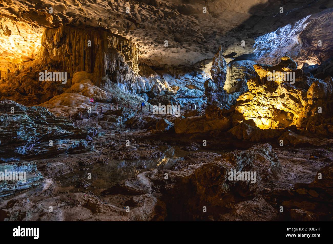 Surprise Cave, nota anche come Sung Sot Cave, situata nella baia di ha long, vietnam Foto Stock