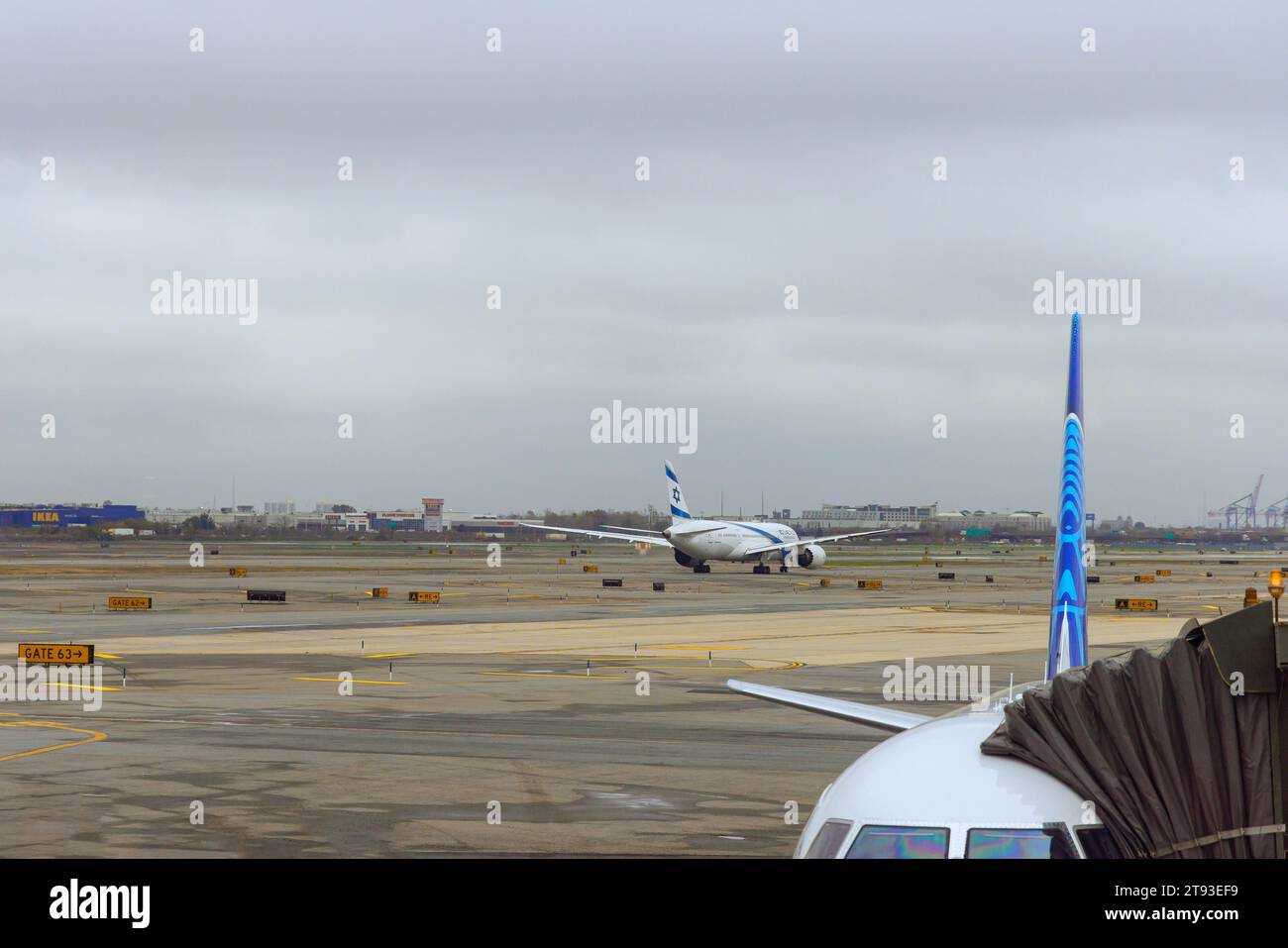 30 ottobre 2023 Aeroporto EWR Newark NJ USA un aereo Israel Airlines si prepara a decollare dall'Aeroporto di Newark Foto Stock