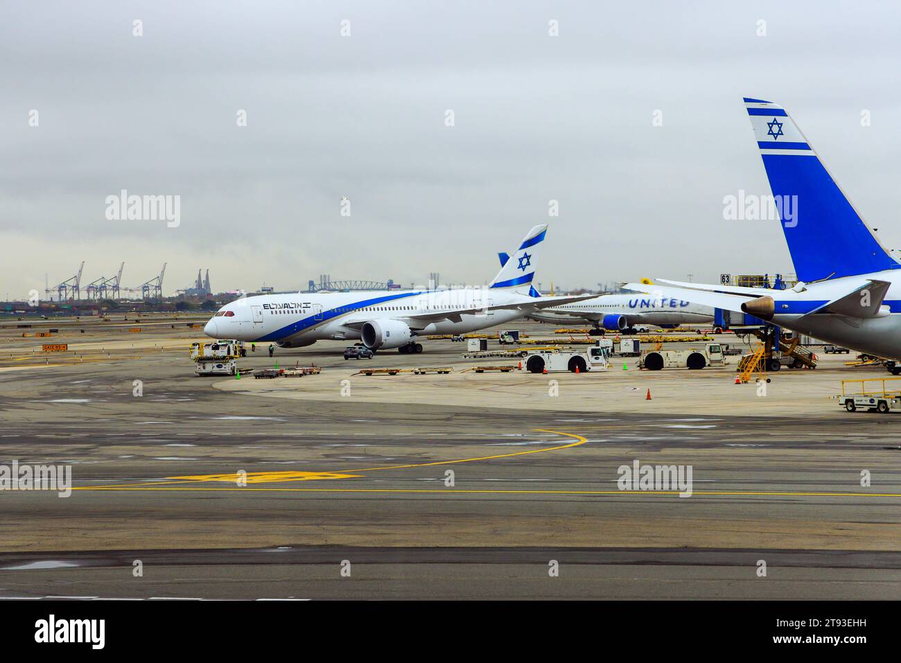 30 ottobre 2023 EWR Airport Newark NJ USA. È in preparazione l'aereo Israel Airlines al terminal EWR dell'aeroporto internazionale di Newark Foto Stock