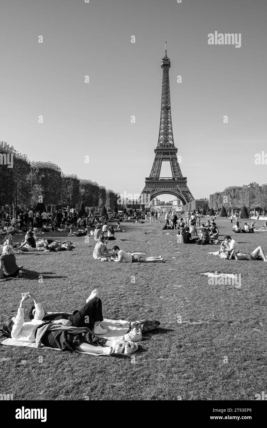 Parigi, Francia - 8 ottobre 2023 : Vista panoramica del campo di Marte, un grande spazio verde pubblico con persone a Parigi Francia Foto Stock