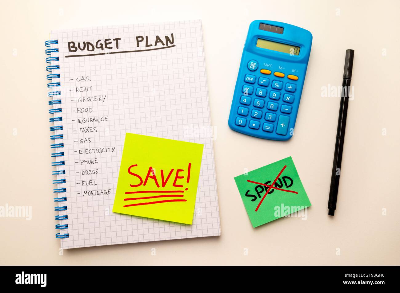Notebook con piano di budget, calcolatrice e salvataggio di testo. Inflazione, aumenti dei prezzi e difficoltà economiche. Foto Stock
