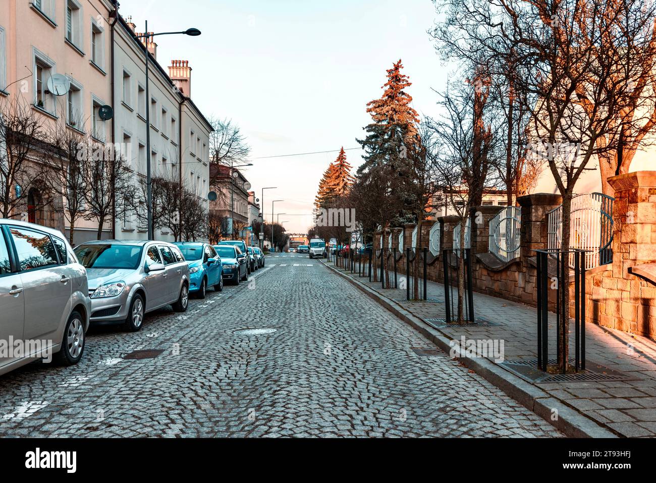 Bella strada nel centro storico di Gorlice, in Polonia. Foto Stock