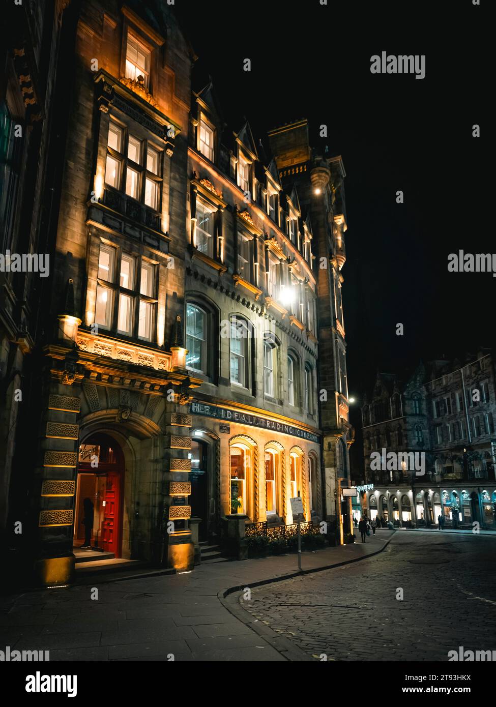 Vista dell'esterno di notte degli hotel Virgin su Victoria Street nella città vecchia di Edimburgo, Scozia, Regno Unito Foto Stock
