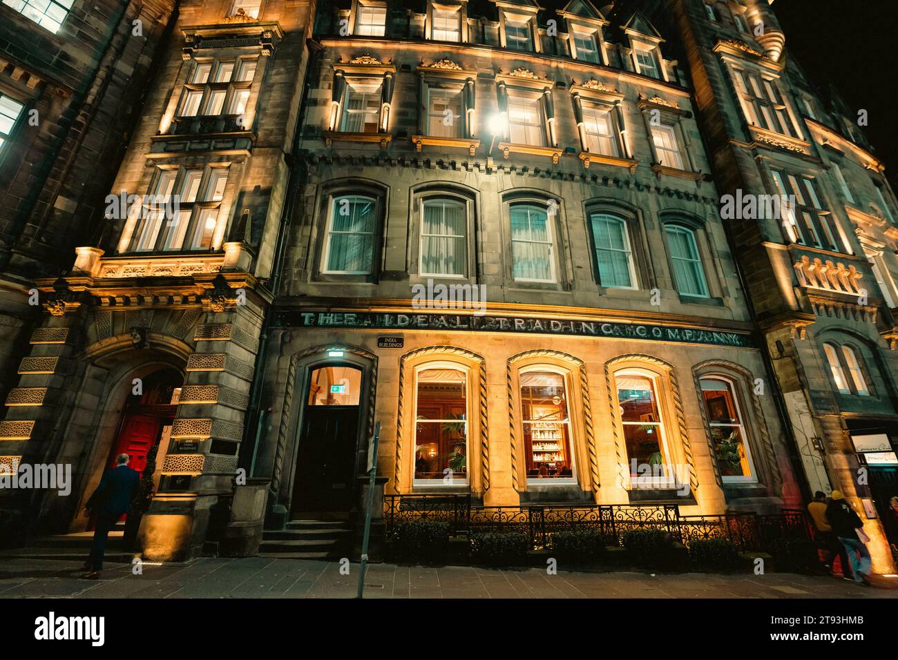 Vista dell'esterno di notte degli hotel Virgin su Victoria Street nella città vecchia di Edimburgo, Scozia, Regno Unito Foto Stock