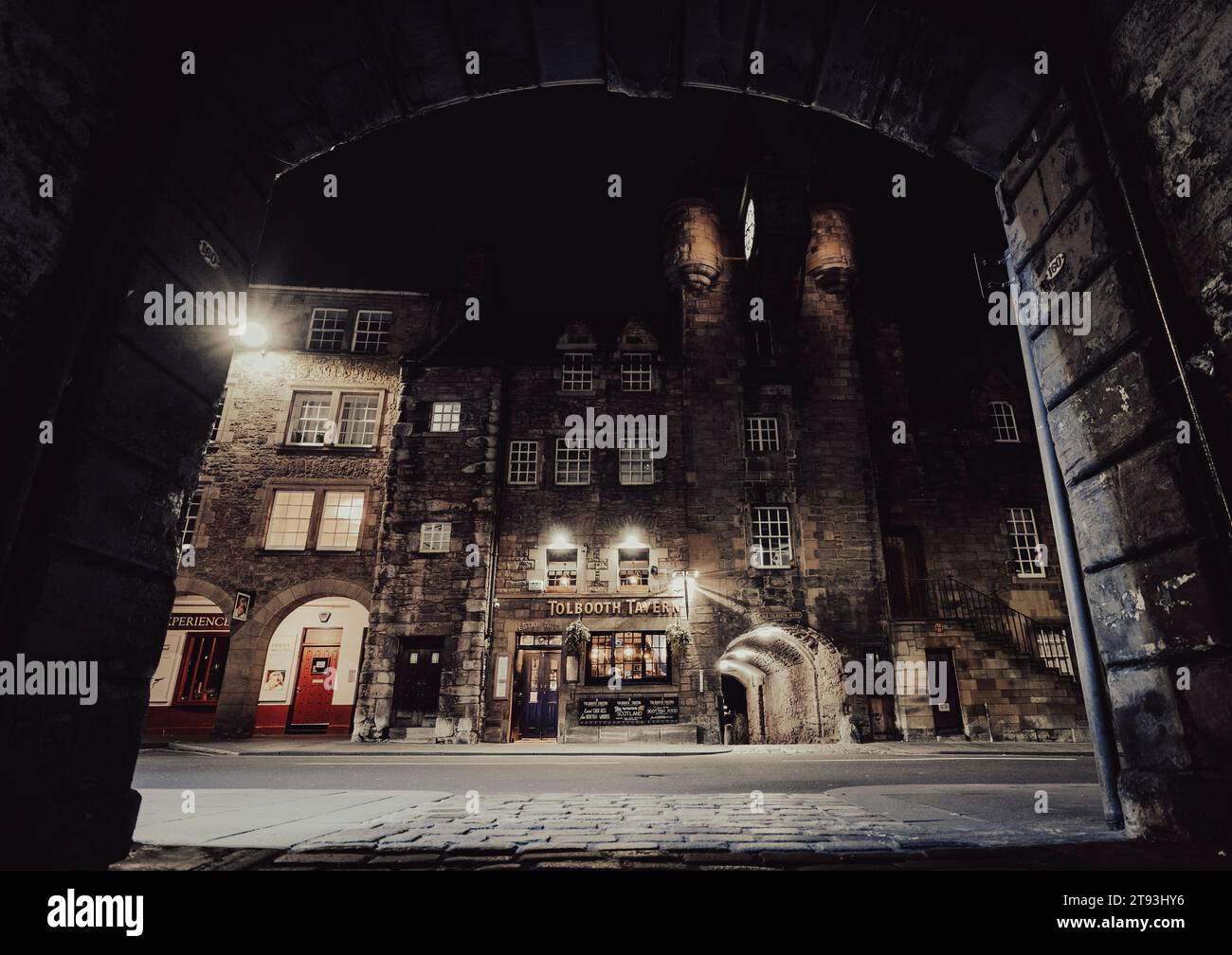 Esterno del Tolbooth Tavern bar su Canongate nella città vecchia di Edimburgo, Scozia, Regno Unito Foto Stock