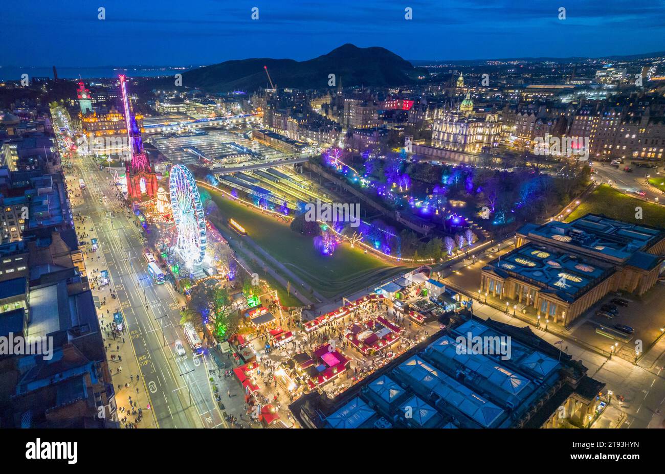 Vista aerea notturna del tumulo e dei Princes Street Gardens di Edimburgo con il Christmas Market Funfair, Edimburgo, Scozia, Regno Unito Foto Stock