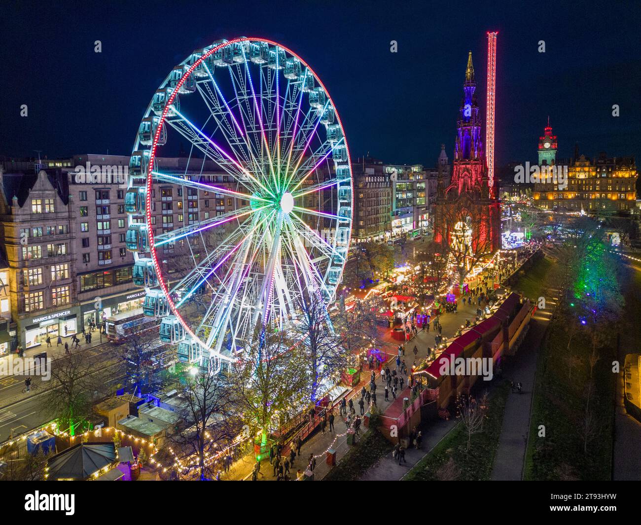 Veduta aerea di notte di Edimburgo con il mercato di Natale dei Giardini di Princes Street, Edimburgo, Scozia, Regno Unito Foto Stock