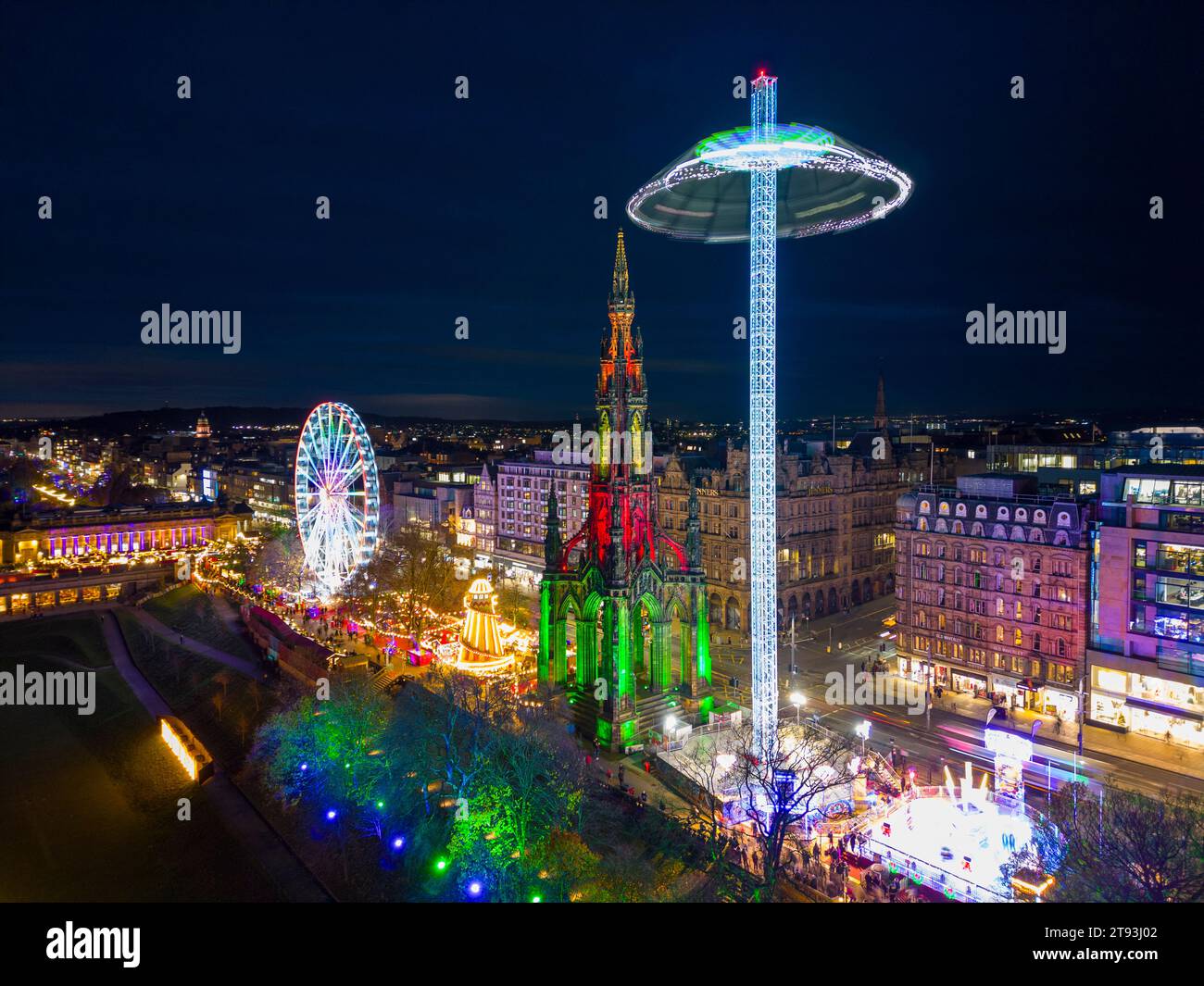 Veduta aerea di notte di Edimburgo con il mercato di Natale dei Giardini di Princes Street, Edimburgo, Scozia, Regno Unito Foto Stock