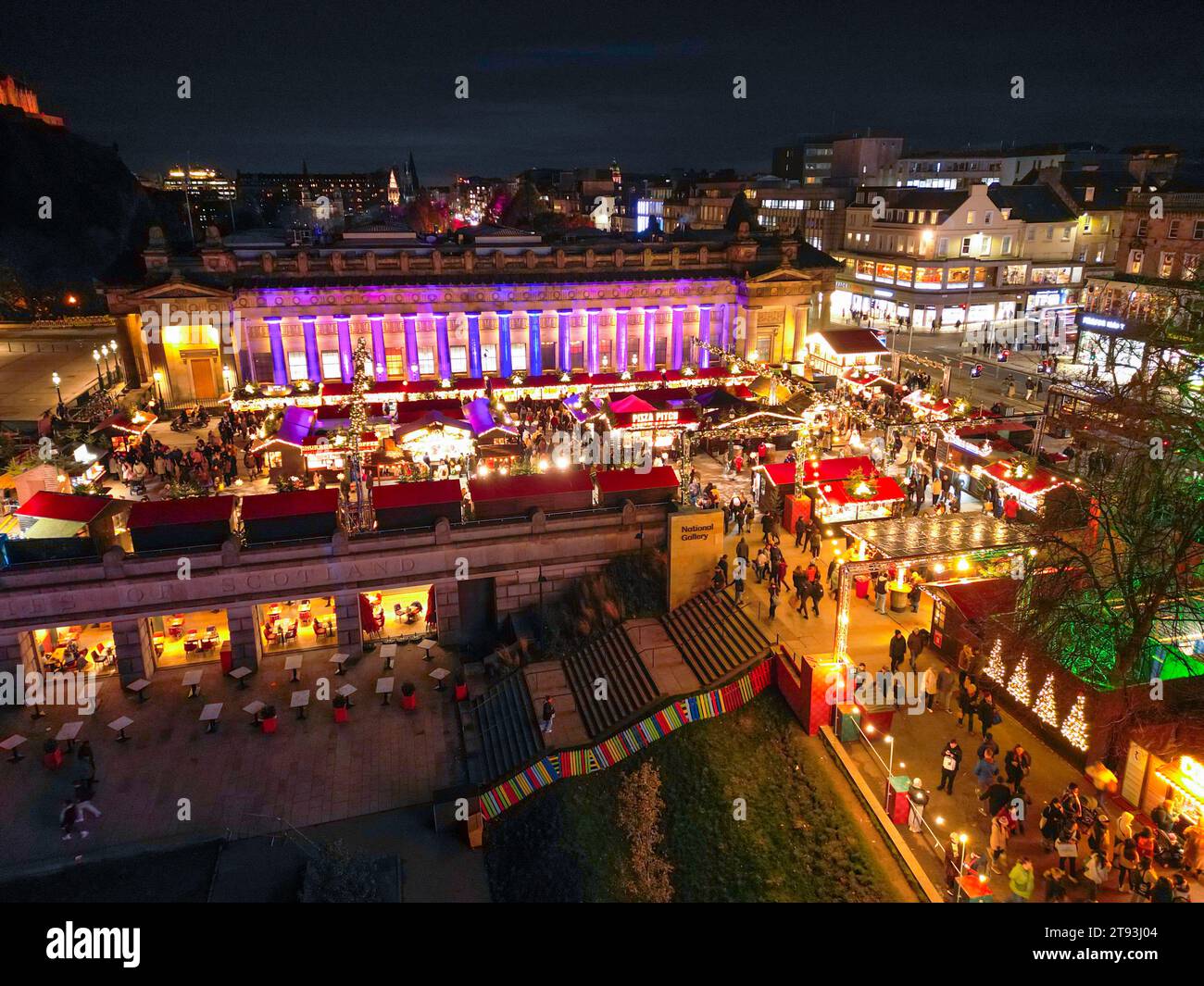Vista aerea di notte del mercatino di Natale di Edimburgo nei Princes Street Gardens, Edimburgo, Scozia, Regno Unito Foto Stock