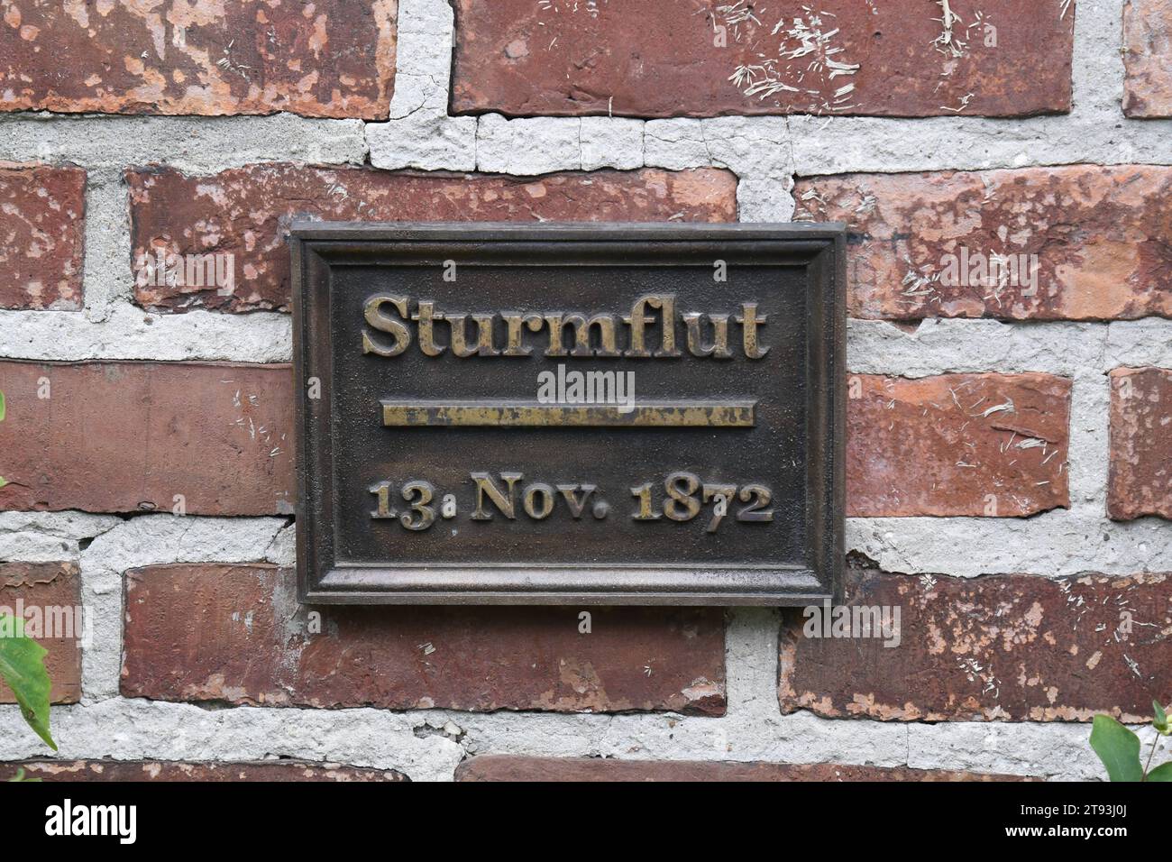 Sturmflut -eine Gedenkafel am alten Friedhof a Prerow erinnert an die katastrophale Sturmflut 1872 mit zahlreichen Toten. Foto: Winfried Rothermel *** la tempesta innalza una targa commemorativa presso il vecchio cimitero di Prerow commemora la catastrofica ondata di tempesta del 1872 con numerose vittime foto Winfried Rothermel Foto Stock