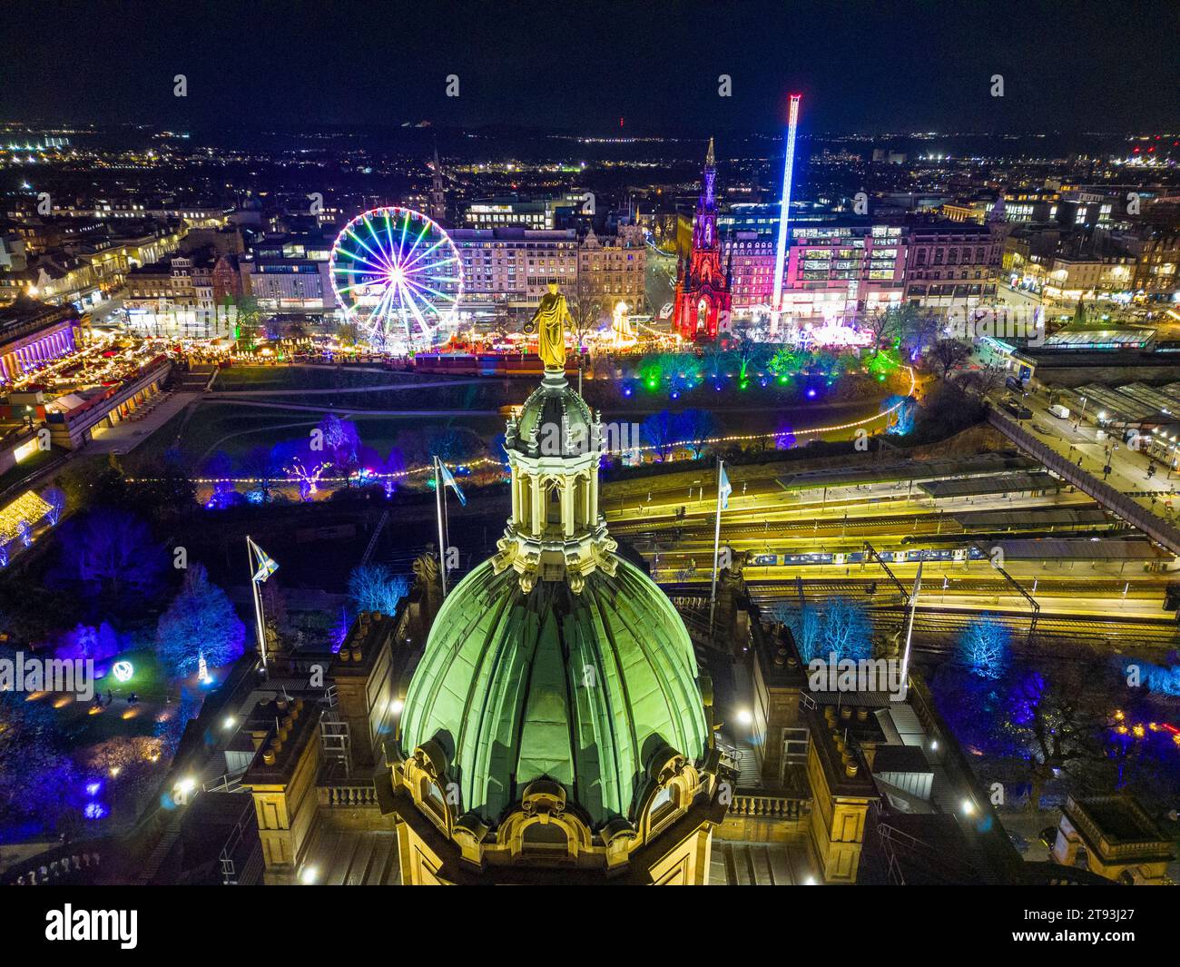 Vista aerea notturna di Edimburgo dall'ex quartier generale della Bank of Scotland ora Museum on the Mound di Edimburgo, Scozia, Regno Unito Foto Stock