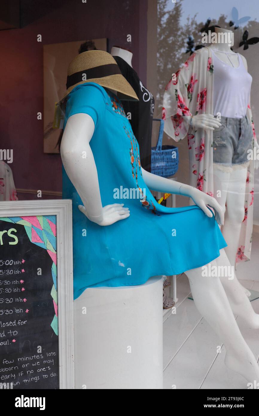 Vetrina boutique con manichini in abbigliamento estivo donna Foto Stock